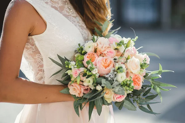 Svatební kytice nevěsty v ruce. Jemná růžová kytice s eukalyptem. Nevěsty kytice v eko-stylu, rustikální. — Stock fotografie