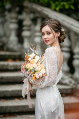 Genç gelin portresinin göz kamaştırıcı güzelliği. Düğün makyajlı ve saç stili toplayan zarif gelin.. 