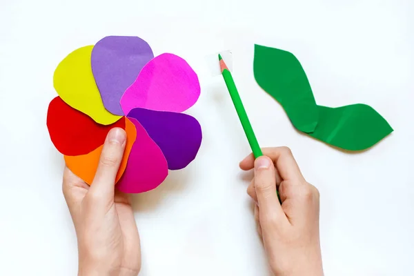 Adım adım talimatlar çiçek. Renkli kağıttan nasıl çiçek yapılır? Altıncı adım. Kaleme küçük bir parça yapışkan bant yapıştırın, boş kenarlar bırakın. ÇOCUK Sanat Projesi. — Stok fotoğraf