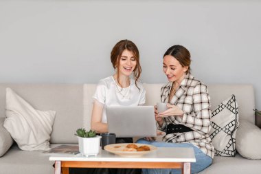 Teke tek görüşme. İki genç iş kadını ofiste bir masada oturuyor. Kız iş arkadaşına bilgisayardaki bilgileri gösteriyor. Kadınlar işlerini internette ve bloglarında tartışırlar. 