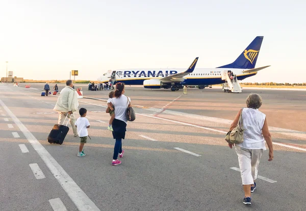 Pasajeros que abordan el avión Ryanair Jet . — Foto de Stock
