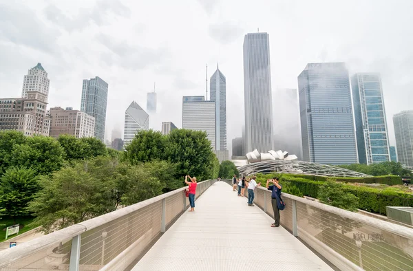 Gente tomando fotos en el puente peatonal Nichols Bridgeway — Foto de Stock