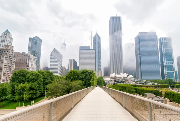 Paisaje urbano del centro de Chicago desde el puente peatonal Nichols Bridgeway — Foto de Stock