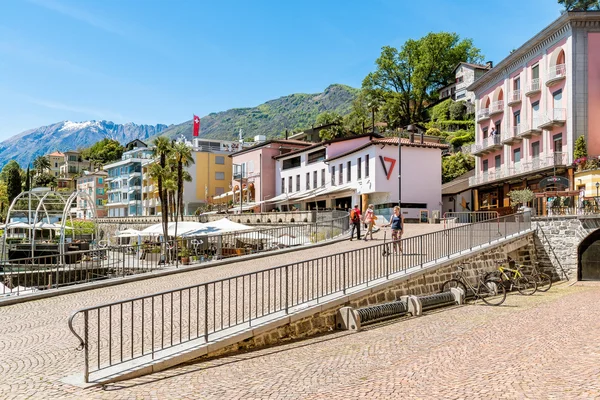 Famoso paseo por el lago en el casco antiguo de Ascona —  Fotos de Stock