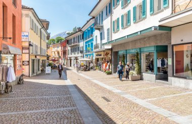 Ascona eski şehir içinde dar sokak. 