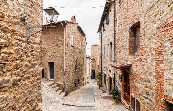 The narrow street in the historic center of Castiglione della Pescaia, Italy — Stock Photo, Image