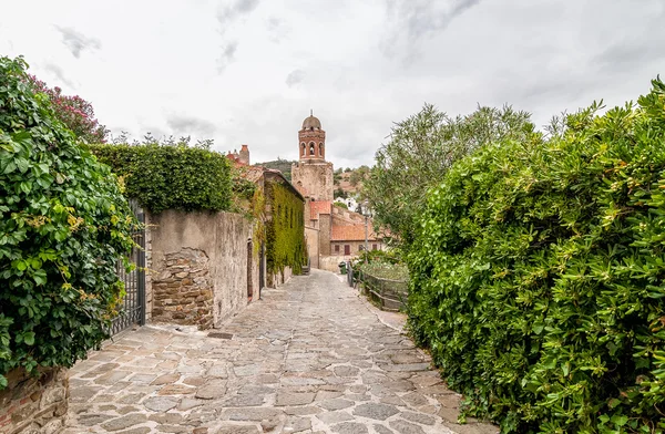 La rue avec l'église San Giovanni Battista en arrière-plan à Castiglione della Pescaia, Italie — Photo