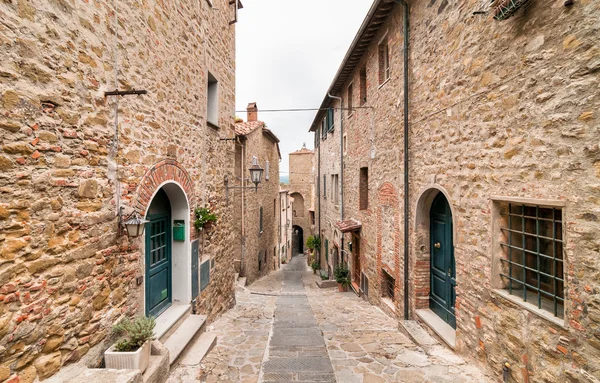 La calle estrecha en el centro histórico de Castiglione della Pescaia, Italia — Foto de Stock