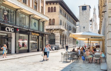 Como, İtalya'nın tarihi merkezinde sokak bir barda zevk insanlar