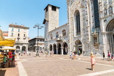 Como, İtalya'nın tarihi merkezinde Piazza Duomo