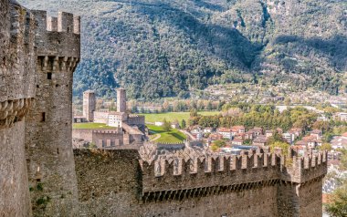 Montebello kaleden Town Bellinzona, İsviçre görüntülemek