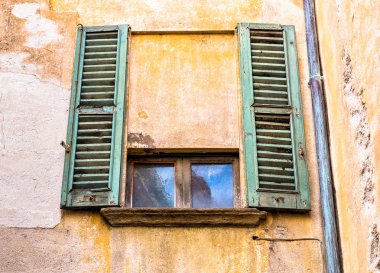 Eski ahşap panjur penceresiyle.
