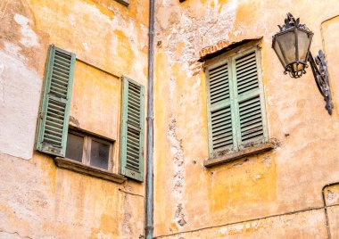 Windows eski ahşap kepenkleri ile.