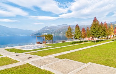 Sonbahar park ile renkli ağaçlar, Luino, Varese, İtalya