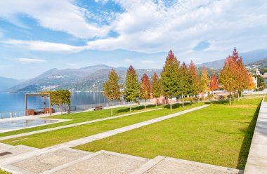 Sonbahar park ile renkli ağaçlar, Luino, Varese, İtalya