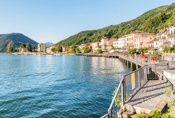 Porto Ceresio, is heerlijke Italiaanse stad aan het meer van Lugano. — Stockfoto