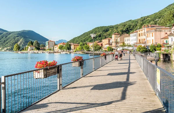 Porto Ceresio es una comuna italiana de la provincia de Varese, situada en el lago Lugano. — Foto de Stock
