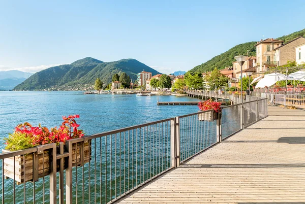 Porto Ceresio, is delicious Italian town on Lake Lugano. — Stock Photo, Image