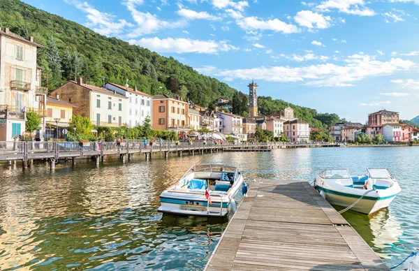 Porto Ceresio, on herkullinen italialainen kaupunki Luganojärvellä . — kuvapankkivalokuva