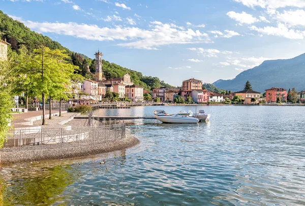 Porto Ceresio, is heerlijke Italiaanse stad aan het meer van Lugano. — Stockfoto