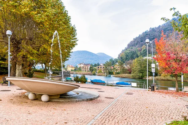 Lavena Ponte Tresa, es un pueblo situado en la orilla occidental del lago Lugano, Italia. — Foto de Stock