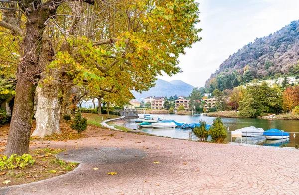 Lavena Ponte Tresa, es un pueblo situado en la orilla occidental del lago Lugano, Italia. — Foto de Stock