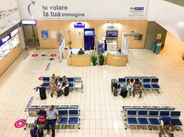 All'interno dell'aeroporto di Trapani-Birgi, persone in attesa di volo . — Foto Stock