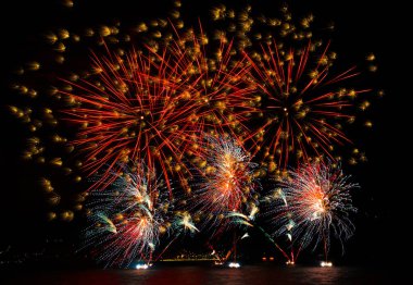 Gece gökyüzünde renkli havai fişekler