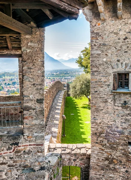 Visa från Montebello slottet av staden Bellinzona, Schweiz — Stockfoto