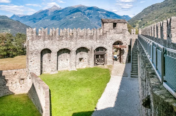 Montebello slott i Bellinzona, Schweiz — Stockfoto