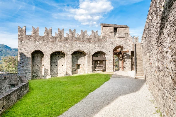 Montebello slott i Bellinzona, Schweiz — Stockfoto
