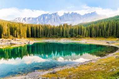 Peyzaj göl Carezza ve Dolomites, İtalya
