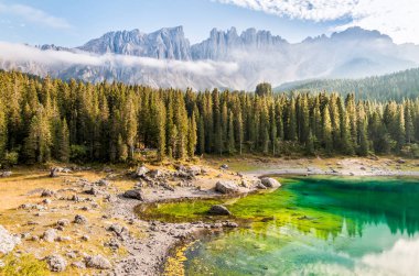 Peyzaj göl Carezza ve Dolomites, İtalya