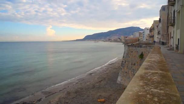 Deniz manzarası üzerinde Akdeniz, Sicilya bölgesindeki Trapani görünümünü. — Stok video