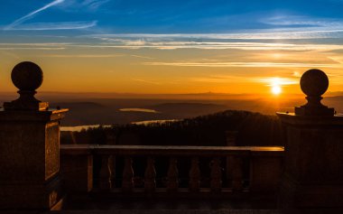 Dağlar, üzerinden günbatımı Sacro Monte Varese görünümünden.