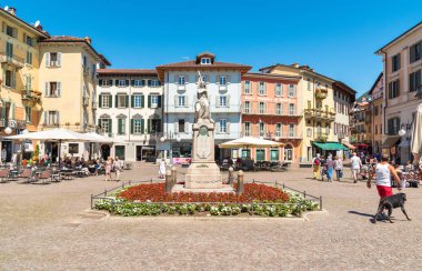 Lake Maggiore kısa bir mesafede içi Merkezi meydanda Ranzoni.