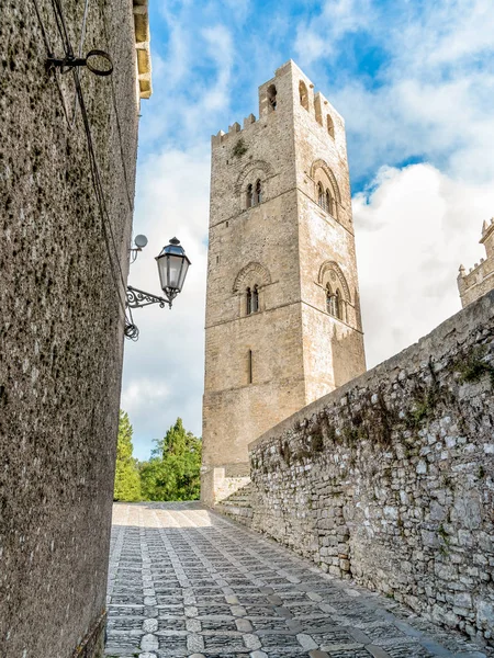 Utsikt över klocktornet i den största katedralen i Erice i Sicilien — Stockfoto