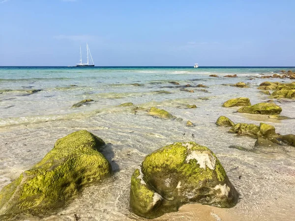 Landskap av Medelhavet med stenar, yacht och fartyg — Stockfoto