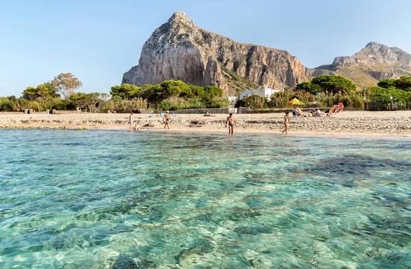 Les touristes profitent de la mer Méditerranée dans la célèbre plage de San Vito Lo Capo . — Photo