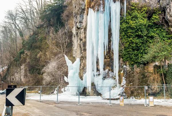 Cachoeira de gelo - Cavernas de Valganna, Itália — Fotografia de Stock