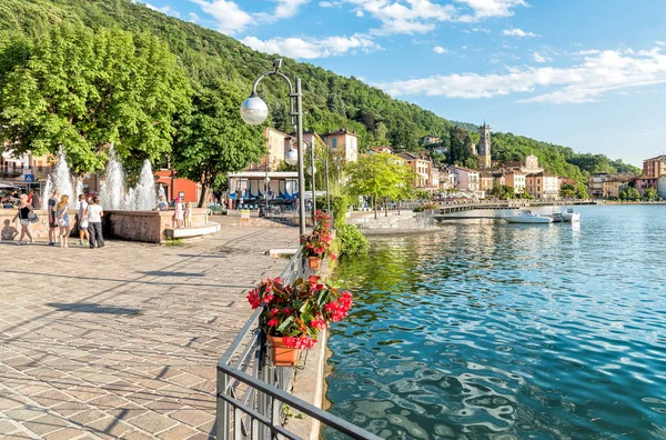 Paseo del Lago de Porto Ceresio, en la provincia de Varese en el Lago Lugano . — Foto de Stock