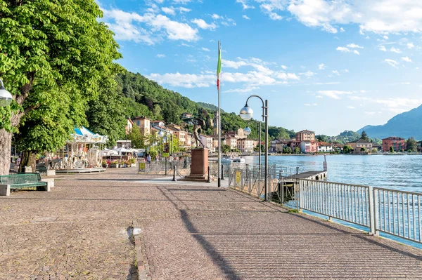 Paseo del Lago de Porto Ceresio, en la provincia de Varese en el Lago Lugano . — Foto de Stock