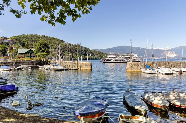 Porto de Laveno Mombello, localizado no Lago Maggiore, na província de Varese, Itália . — Fotografia de Stock