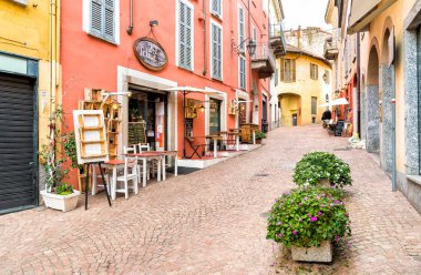 Tipik barlar, restoranlar ve dükkanlar Luino, İtalya ile tarihi merkez