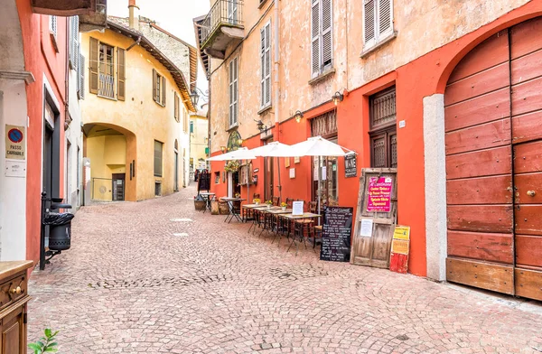 Исторический центр с типичными барами, ресторанами и магазинами в Luino, Италия — стоковое фото