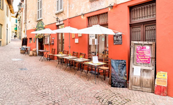 Небольшой итальянский винный бар под открытым небом в историческом центре Луино, Италия — стоковое фото