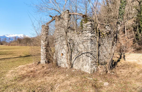 被遗弃的石头建筑物在农村地区 — 图库照片