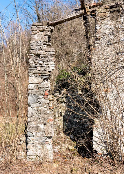 老石支柱的被遗弃的建筑. — 图库照片