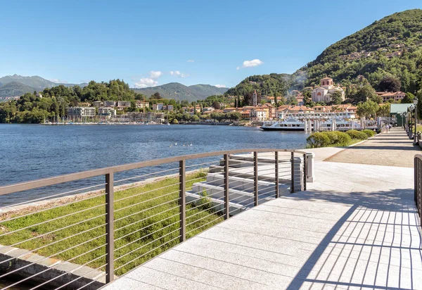 Laveno Mombello, situado en el Lago Mayor en la provincia de Varese, Italia . — Foto de Stock