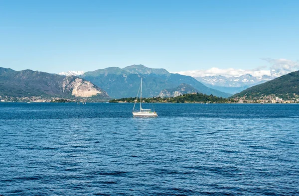 Landscape of Lake Maggiore on a summer day, Laveno Mombello — Stock Photo, Image